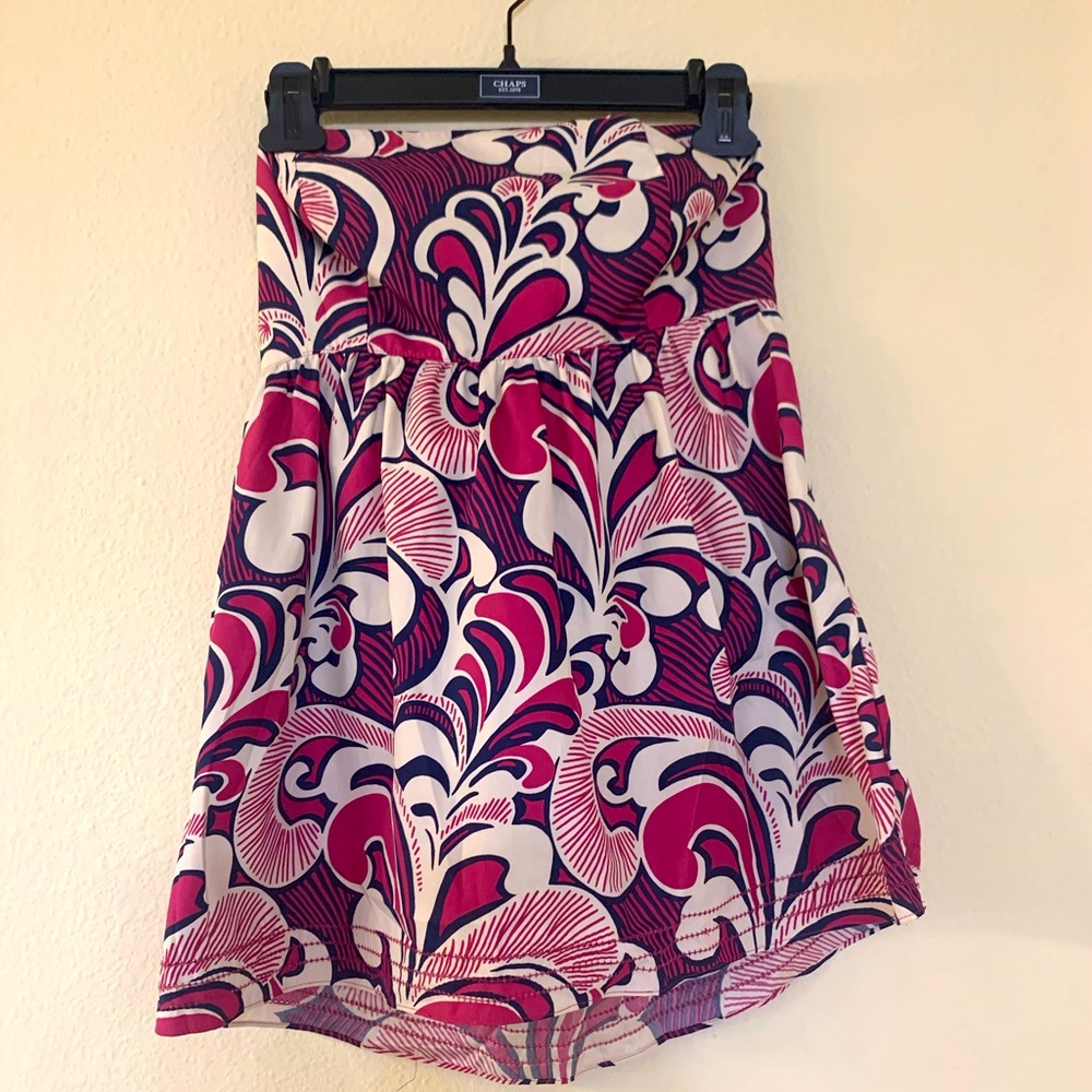 Banana Republic strapless shirt. Sz 4. Great condition. Cute with black shorts!